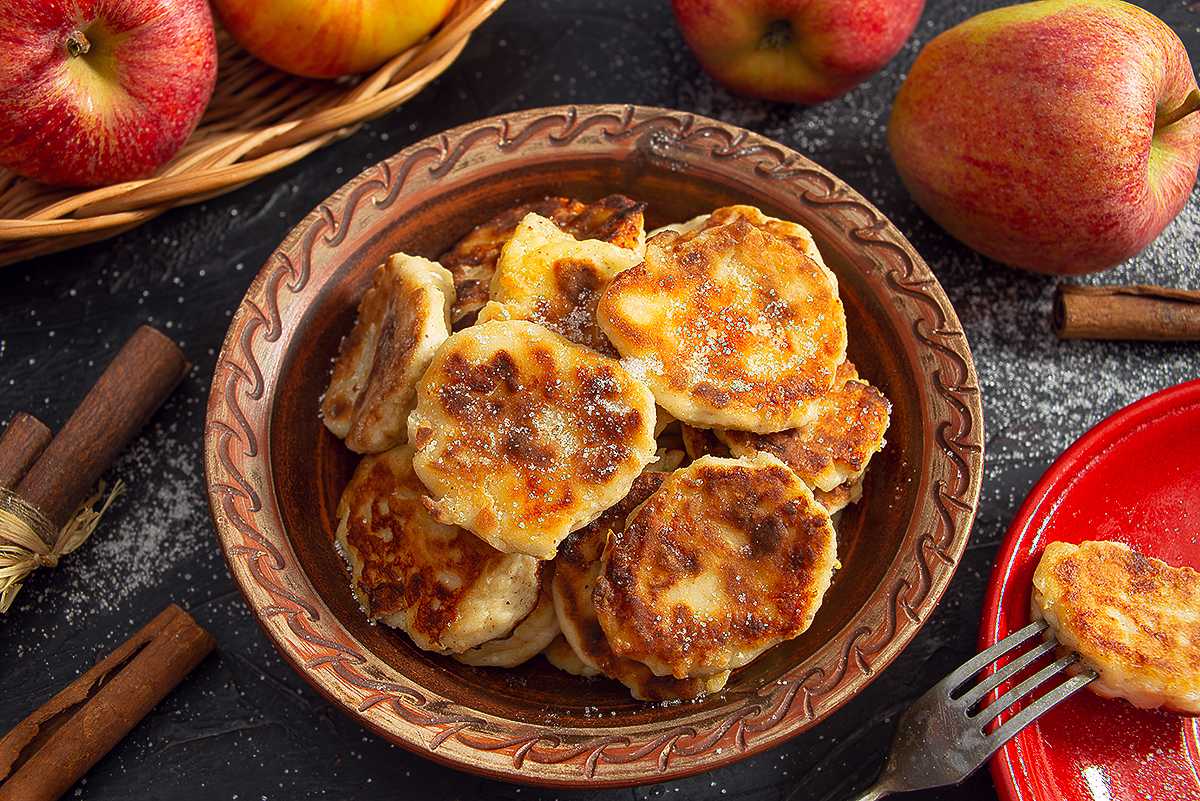 Шарлотка с яблоками в духовке: 5 простых пошаговых рецептов