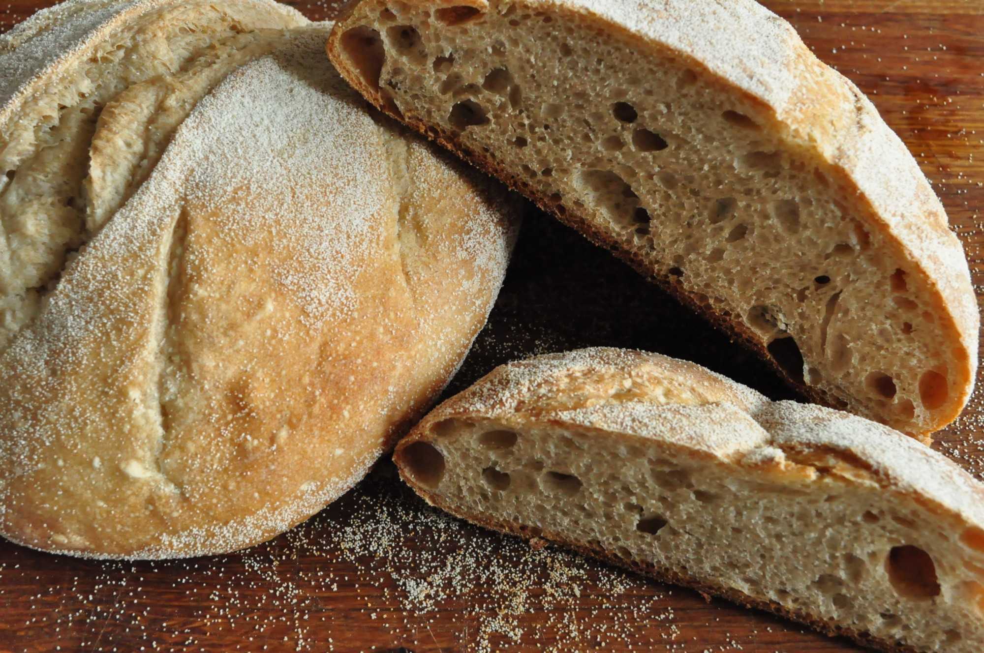 Хлеб из цельнозерновой муки рецепт без дрожжей. Хлеб «ремесленный на закваске» ремесленный хлеб БКК. Губденский хлеб. Краюшка хлеба. Хлеб бездрожжевой ремесленный.