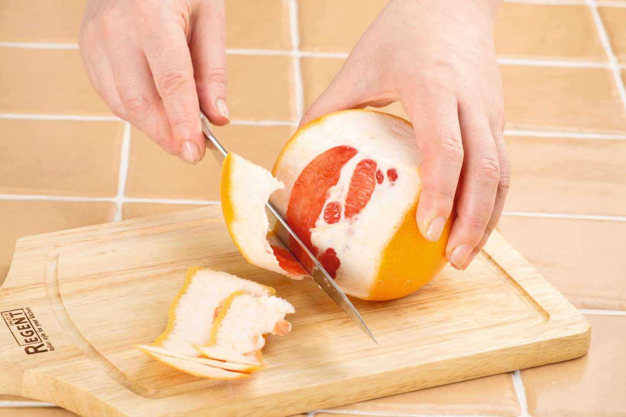 Как чистить помело правильно в домашних. Грейпфрут порезанный. Красиво порезать грейпфрут. Грейпфрут очищенный. Как правильно нарезать грейпфрут.