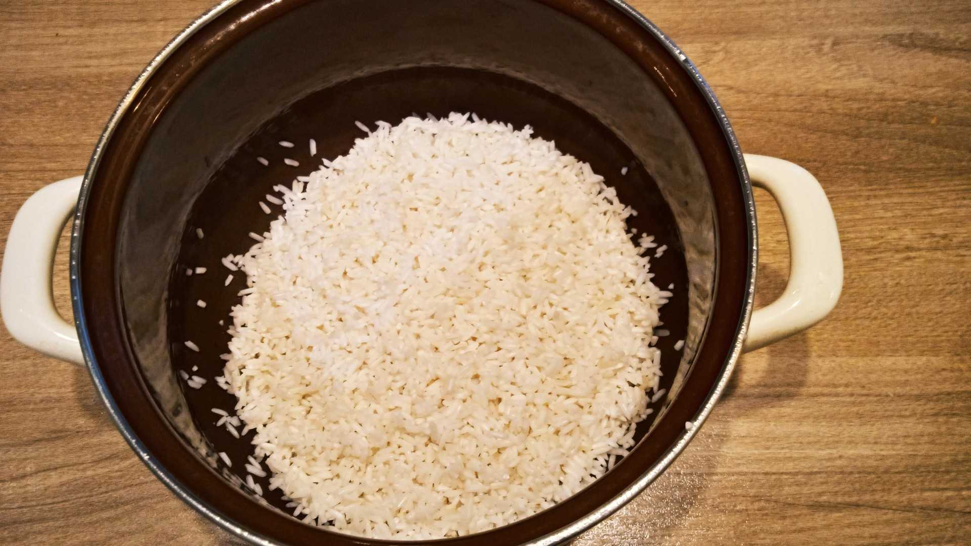 Как готовить рис в кастрюле на воде. Рис отварной рассыпчатый. Рис в кастрюле. Рассыпчатый рис в кастрюле. Рис на гарнир рассыпчатый в кастрюле.