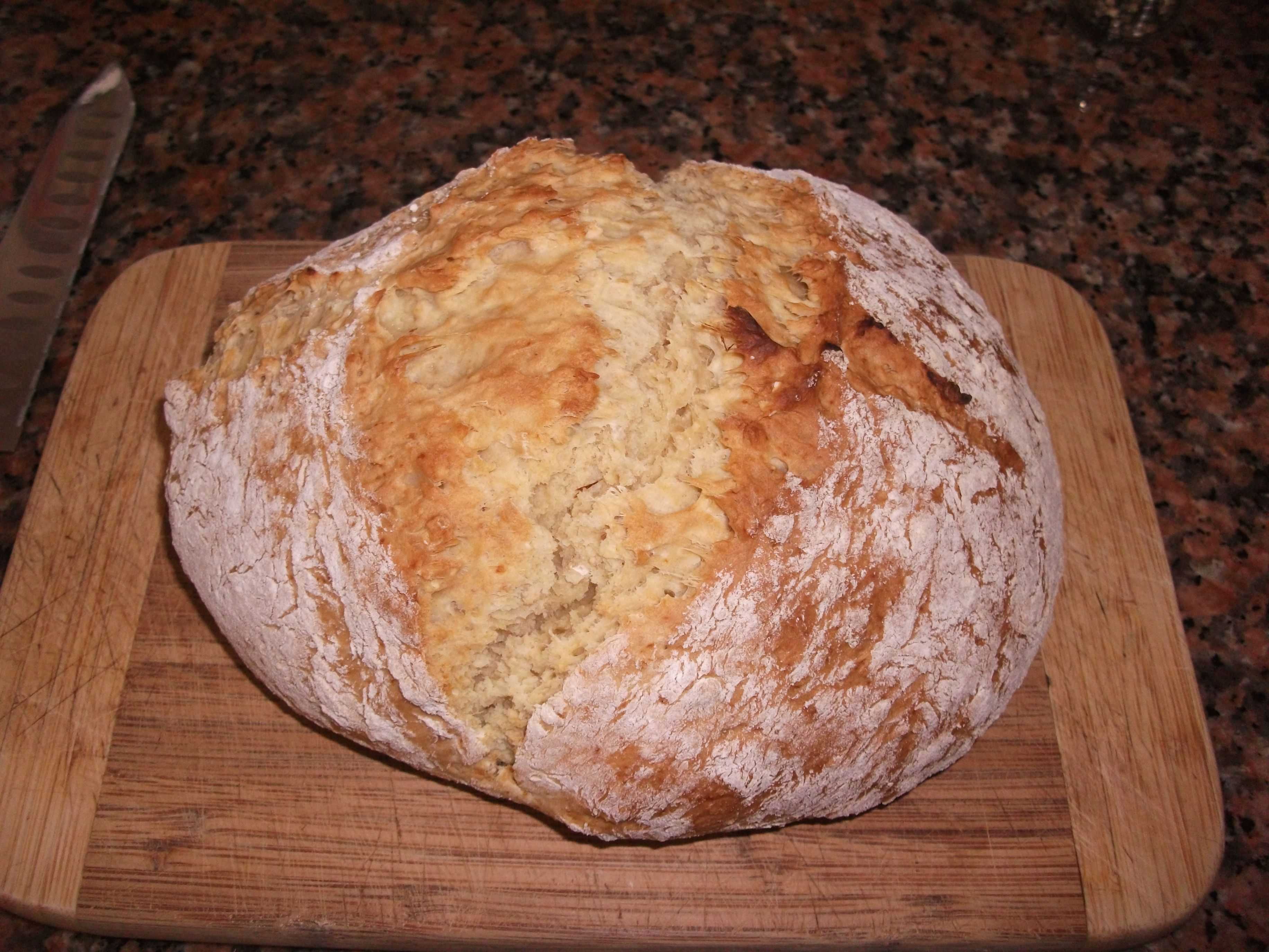 Простой хлеб дома в духовке. Хлеб в духовке. Домашний хлеб. Хлеб в духовке без дрожжей. Домашний хлеб на дрожжах в духовке.