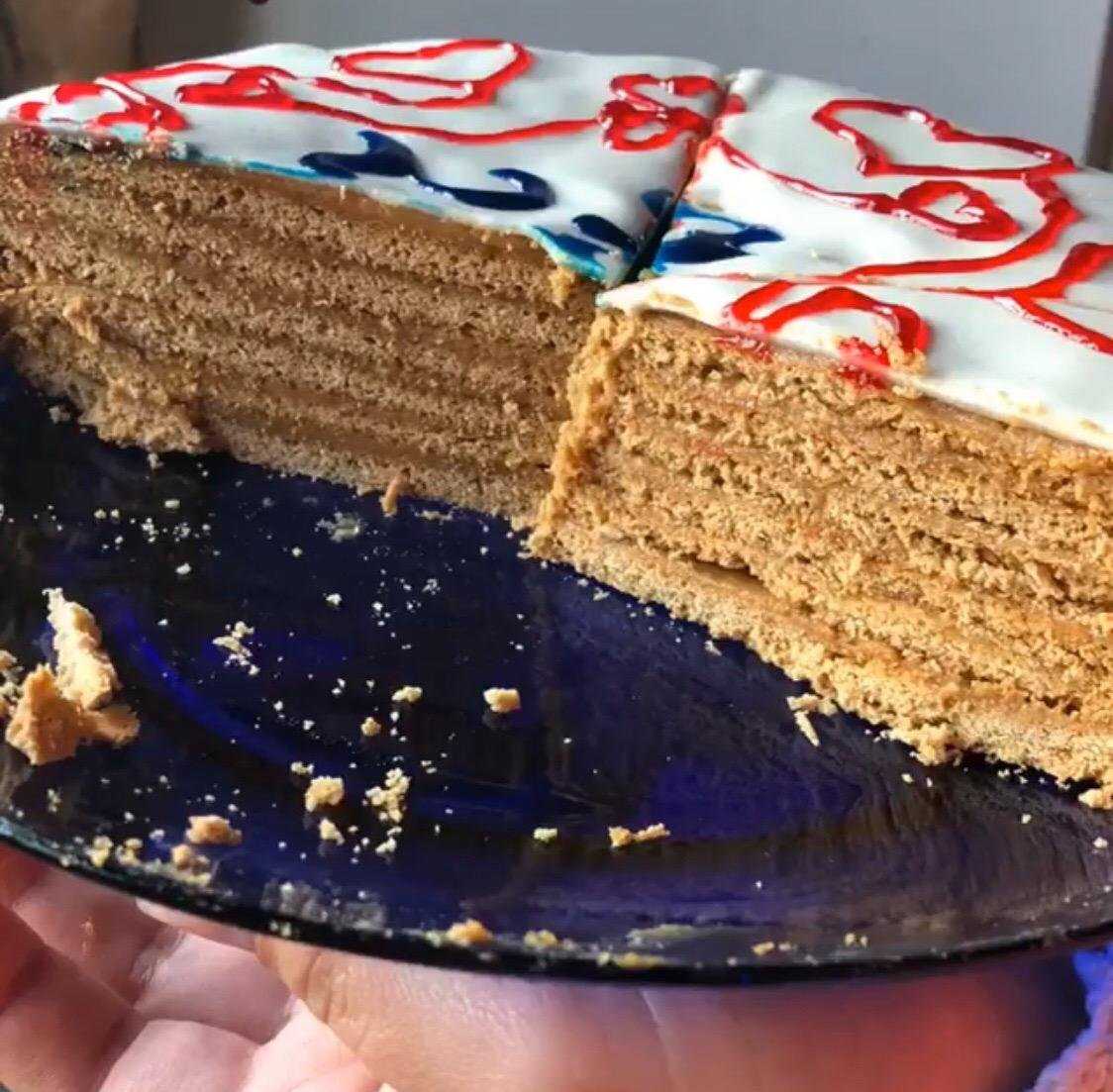В торт между коржей. Торт грецкий орех Бахетле. Торт из бисквитных коржей со сгущенкой. Бисквитный торт с кремом из сгущенки. Крем для торта из сгущёнки.