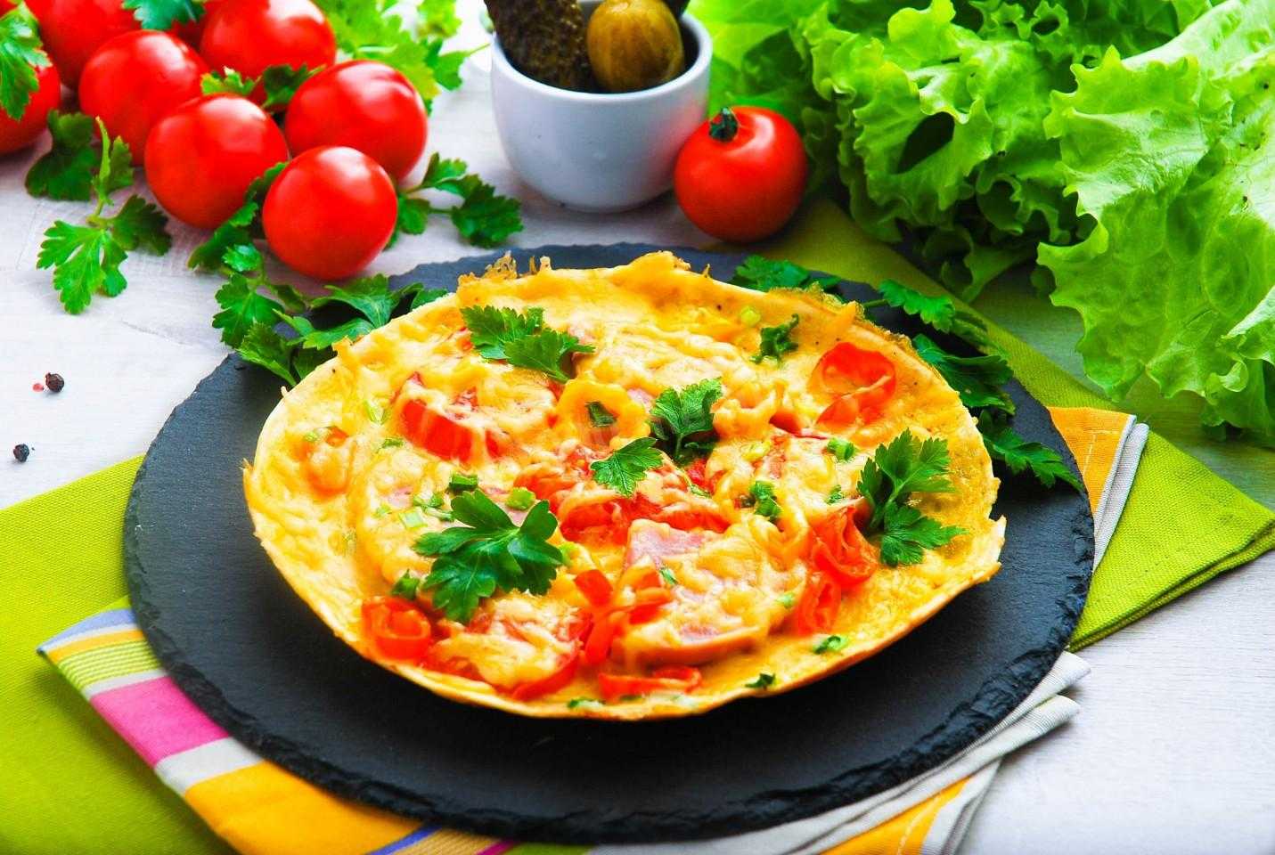 пицца с лаваша на сковороде с яйцом колбасой и сыром и помидорами рецепт пошаговый фото 104