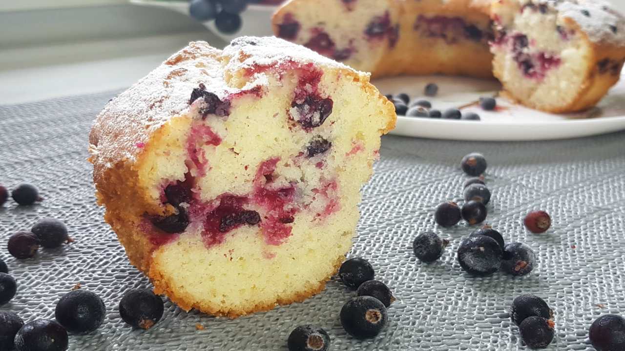 Творожный пирог с вишней: рецепты для мультиварки и духовки