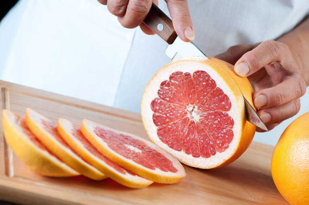 Как чистить помело правильно в домашних. Нарезка грейпфрута. Грейпфрут нарезанный. Красиво порезать грейпфрут. Грейпфрут порезанный.