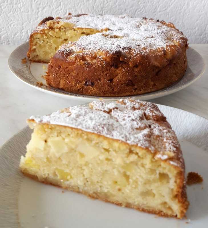 Шарлотка с яблоками в духовке: пышная и вкусная. 10 простых рецептов приготовления