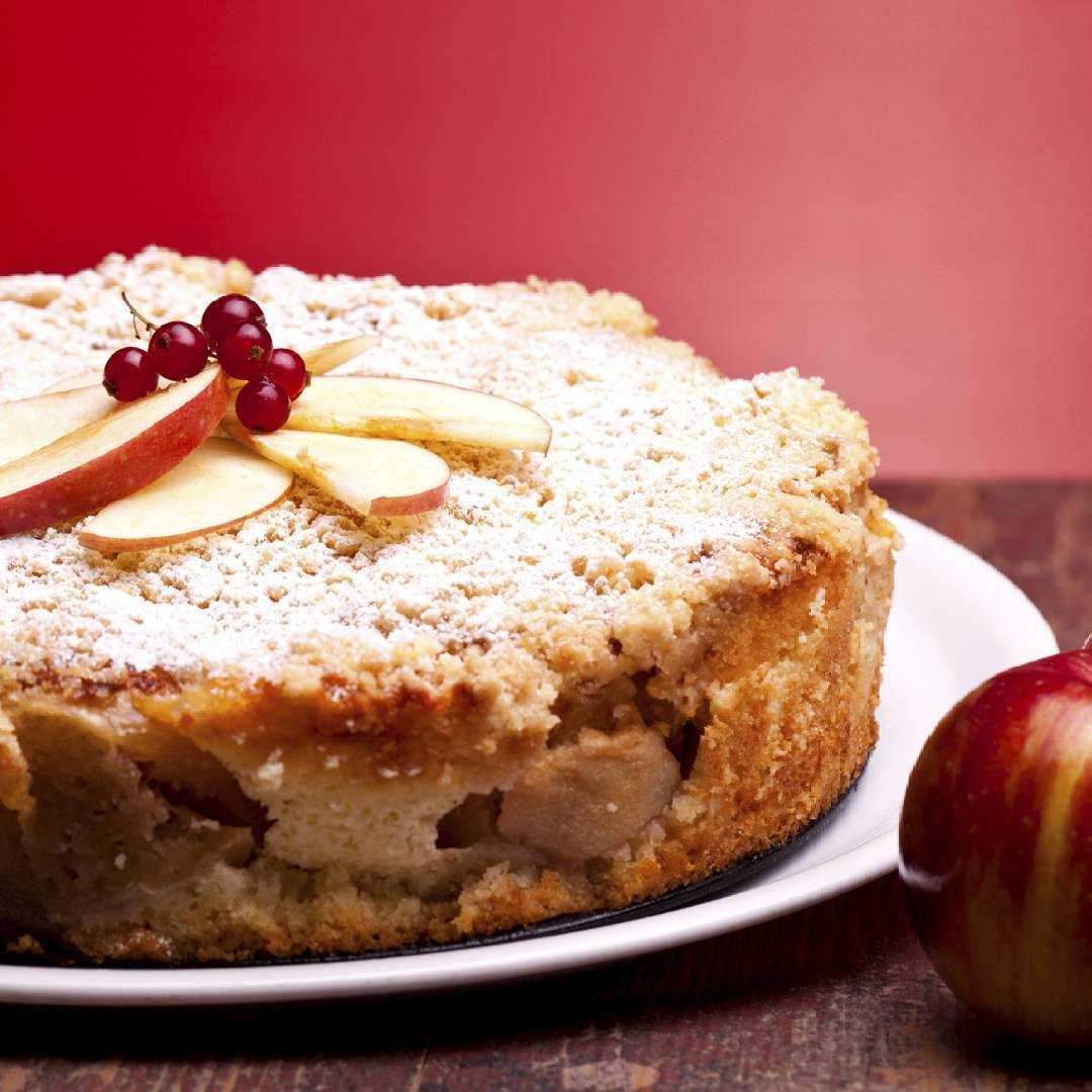 Овсяно яблочный пирог. Шарлотка с яблоками. Творожная шарлотка. Овсяная шарлотка. Воздушный яблочный пирог.
