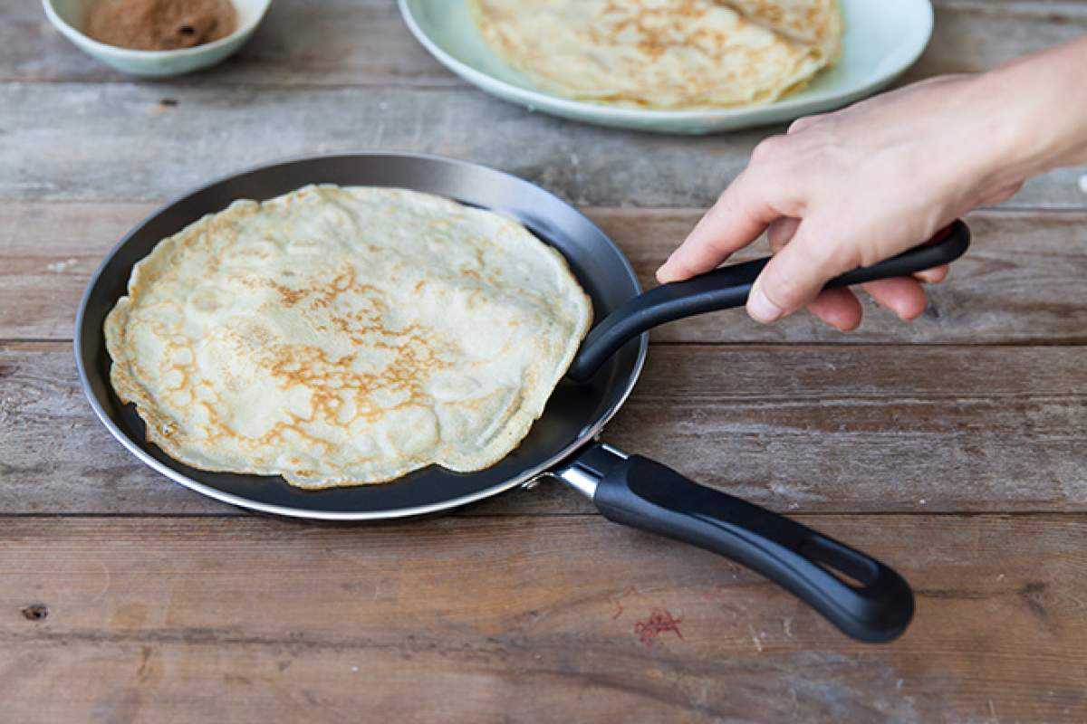 Блины прилипают к сковороде. Flip Pancake. Чем смазывают блинчики. Stir Pancakes. Pancake on Pan.