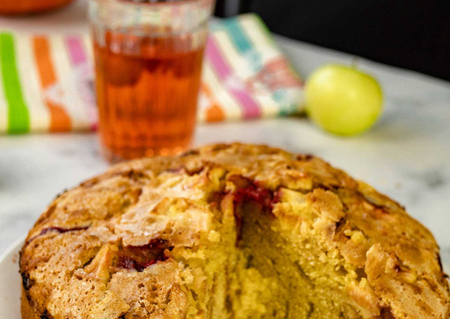 Рецепт яблочного масла. Корнуэльский яблочный пирог. Шарлотка на ряженке. Пирог яблочный с овсяными хлопьями. Шарлотка с яблоками и клубникой.