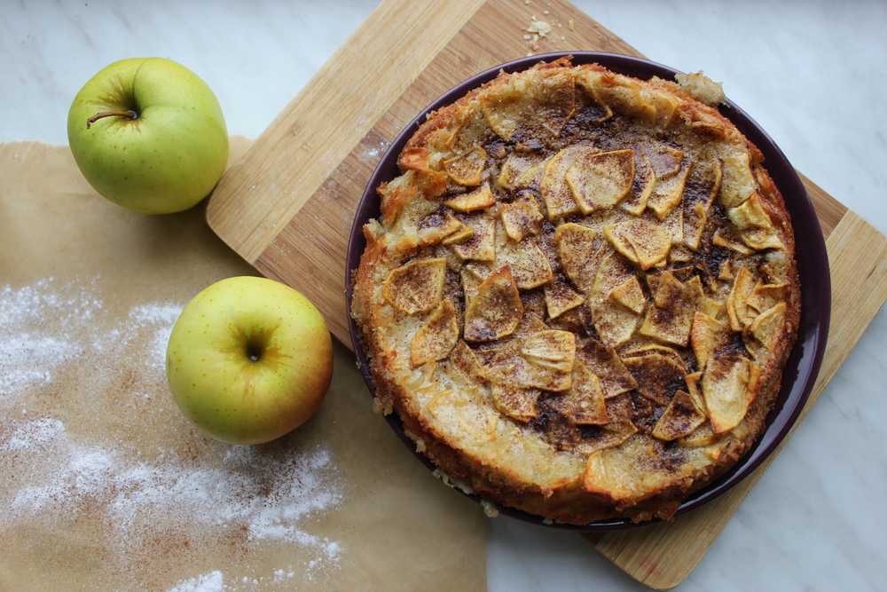 Постный пирог из яблок и кураги