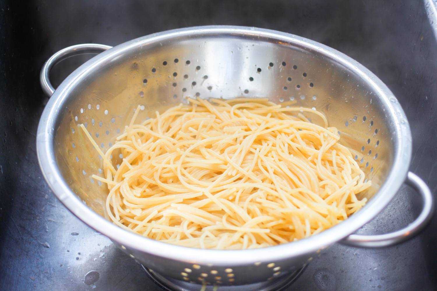 Рецепт домашней вермишели. Кастрюля для спагетти. Тесто для макарон. Кастрюля сваренной вермишели. Вермишель варить.