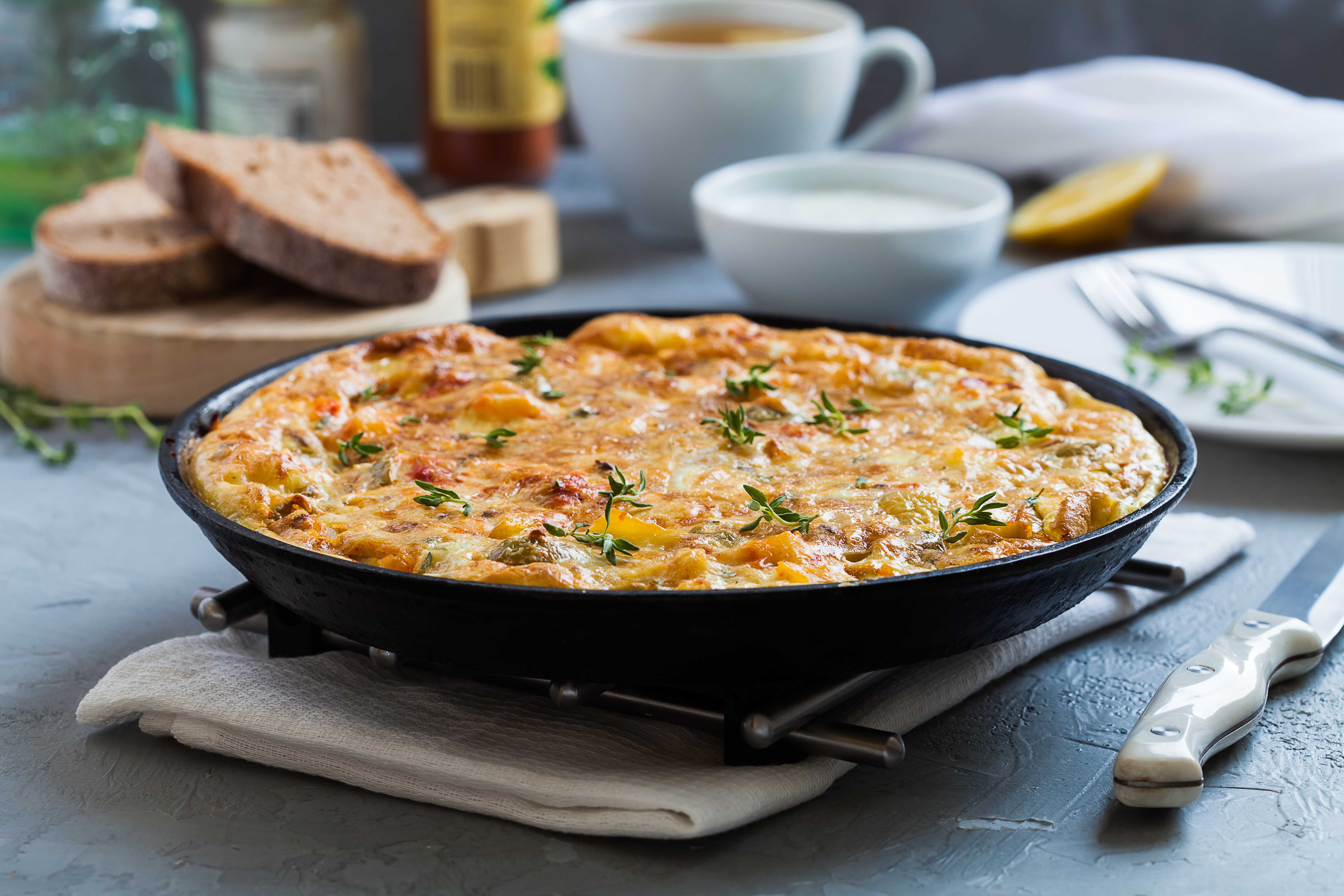 Фриттата: рецепт с овощами сыром и колбаской — докатился до нашей спасской