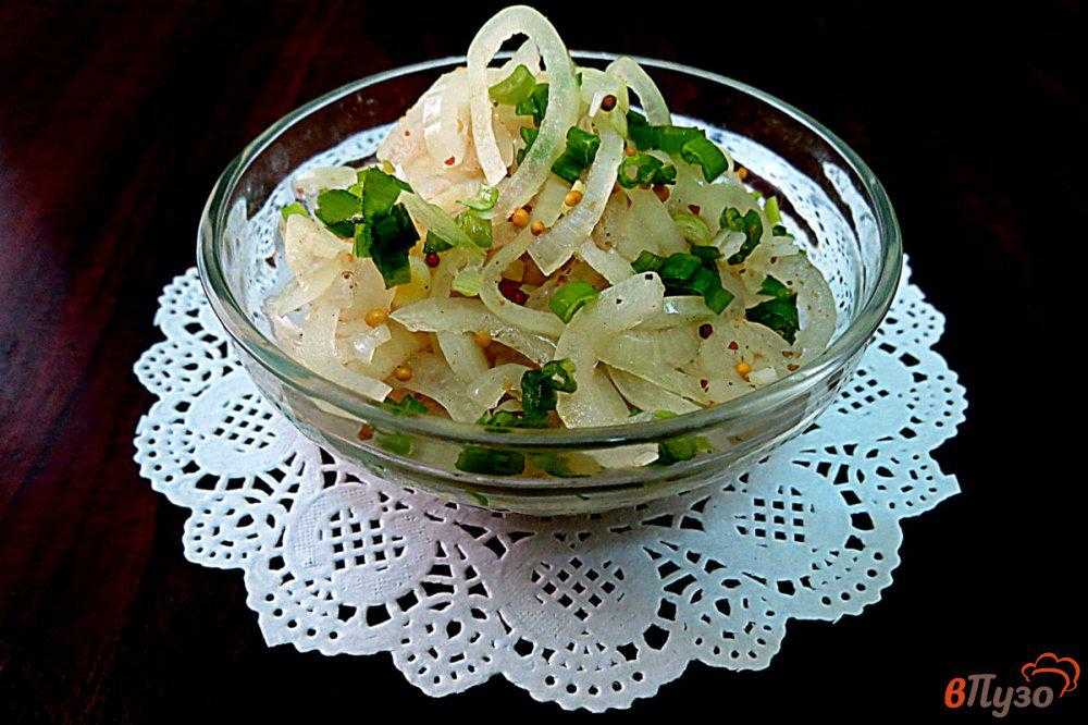 Салат с репчатым луком и яйцом. Луковый салат. Маринованный лук для салата. Вкусный салатик с маринованным луком. Салат лук в уксусе.