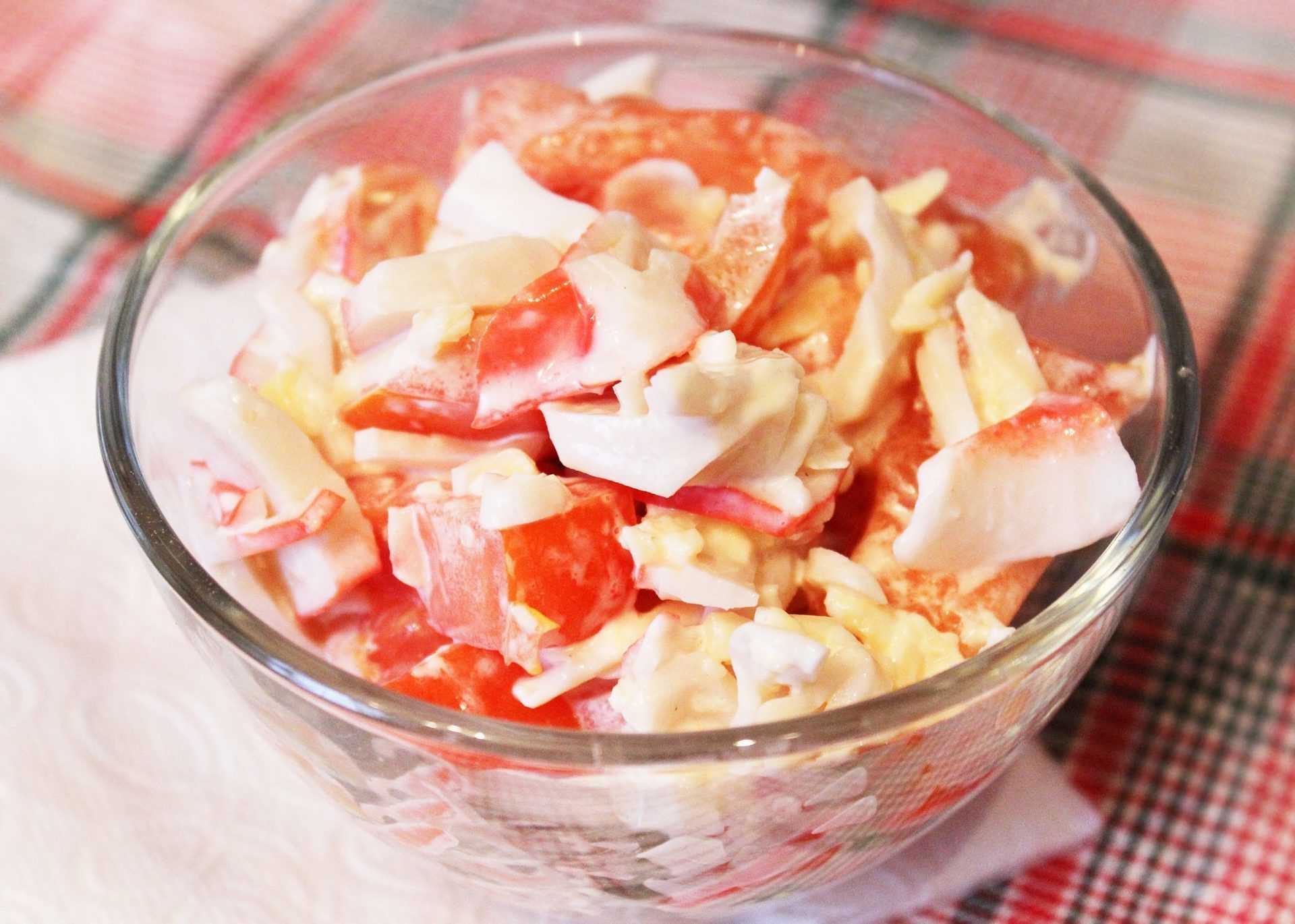 Салат с крабовыми палочками и помидорами: очень вкусные рецепты