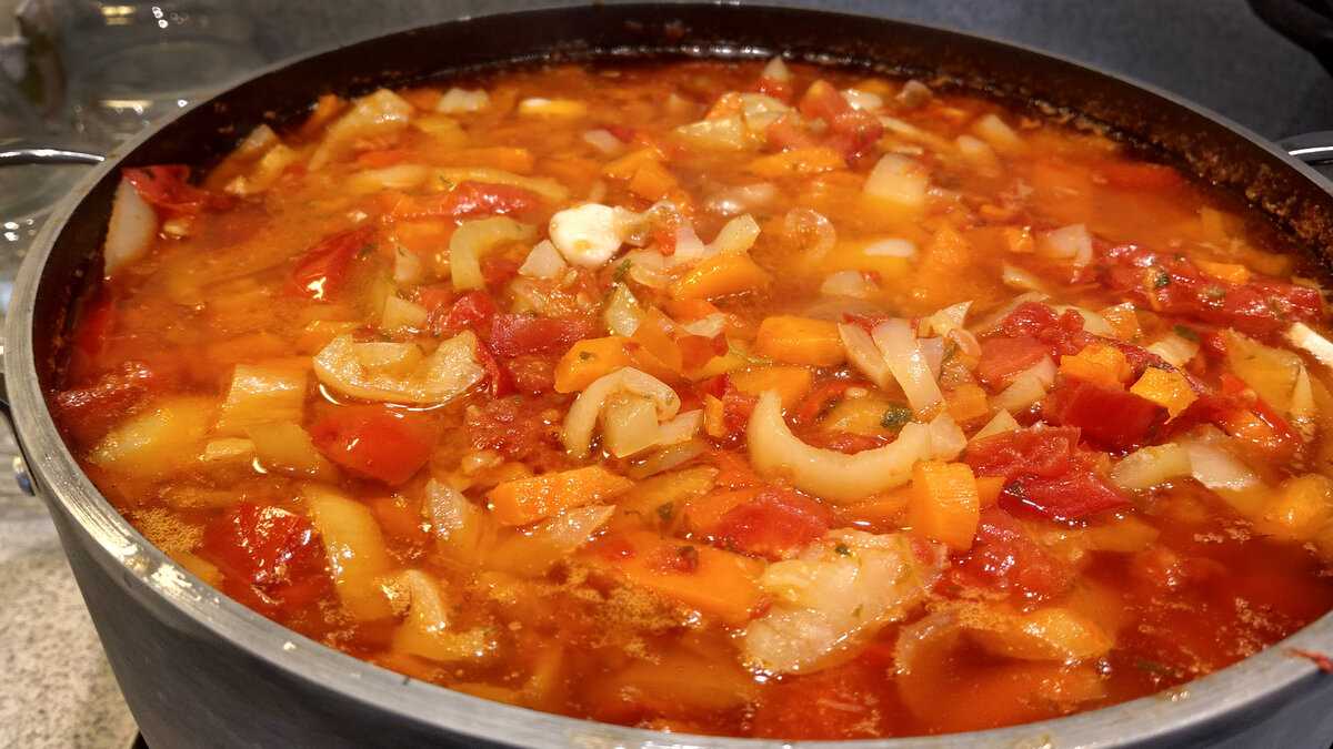 Солянка на зиму с томатным соусом: рецепт