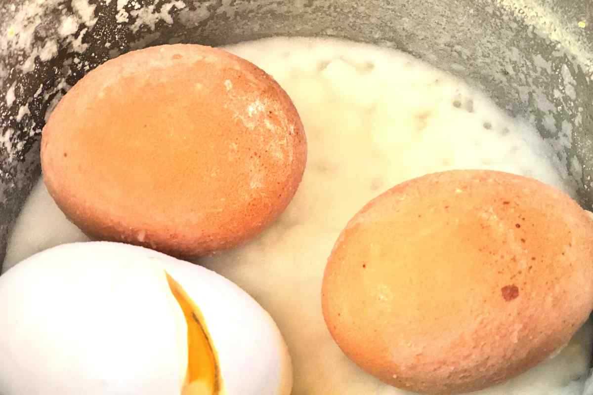 Можно ли есть варен яйца. Вареные яйца. Сковорода для яиц. Свежесть сваренного яйца. 3 Вареных яйца.