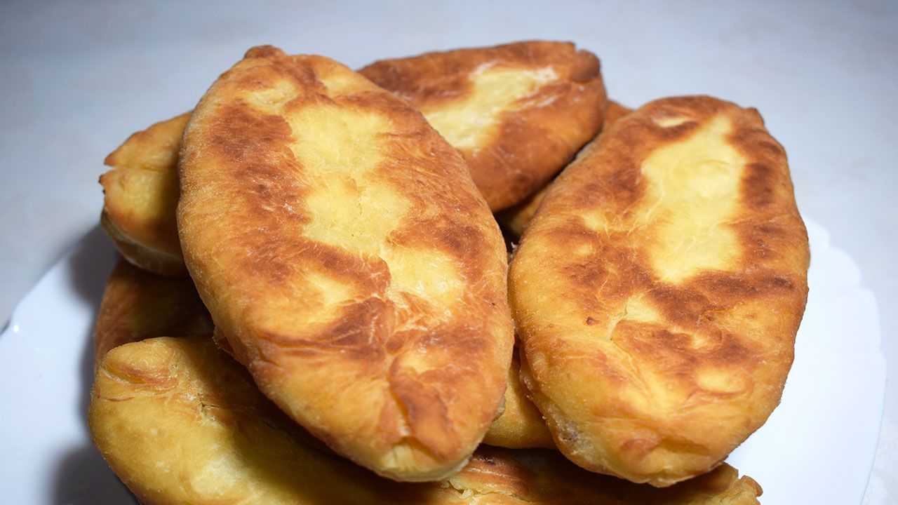 Пирожки с картошкой жареные на сковороде - 7 рецептов с пошаговыми фото
